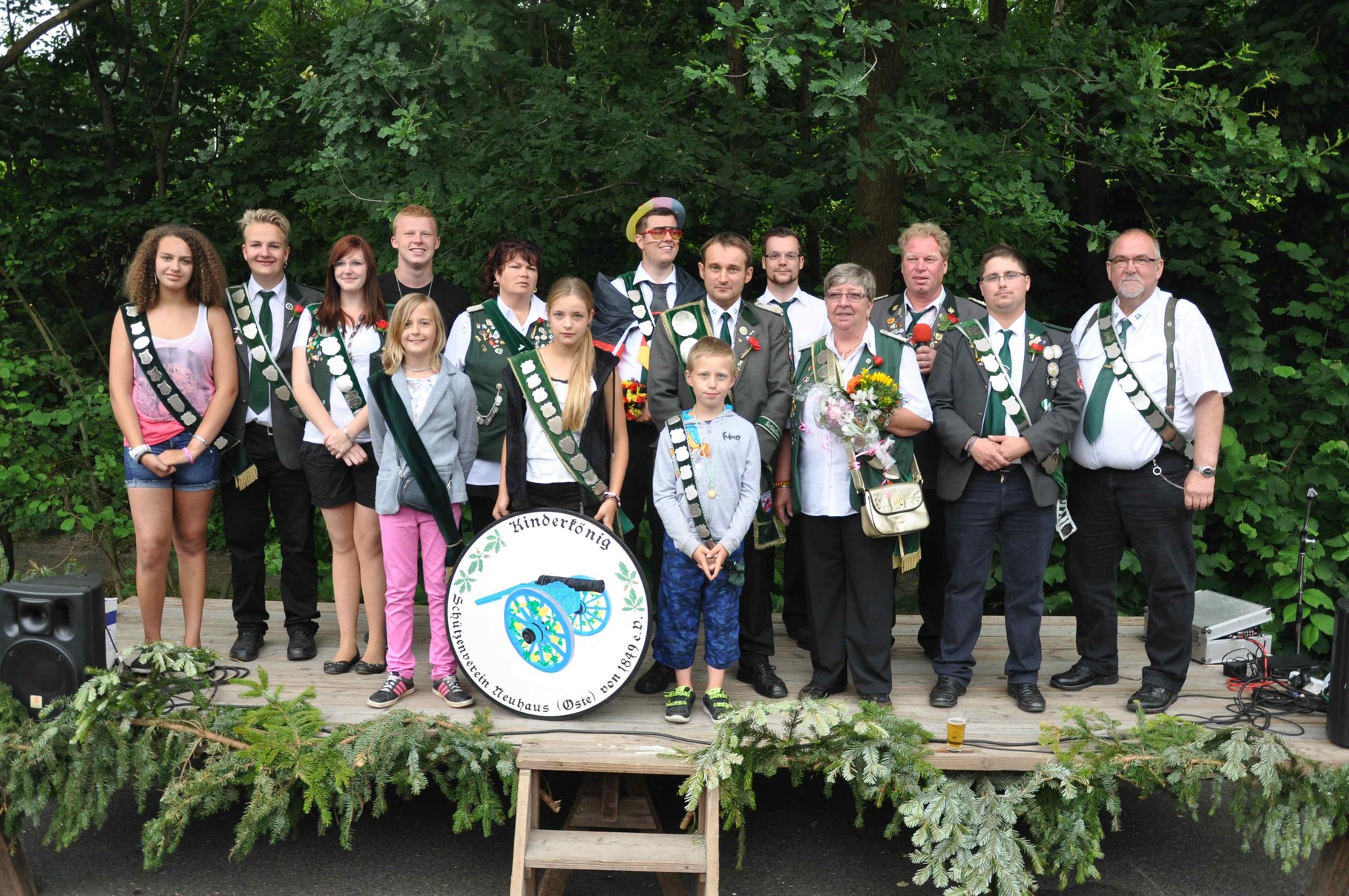 Die neuen Majestäten mit: Jungschützenkönigin Jasmin Söhl, Kinderkönigin Josie von Seth / Schützenkönig Helgo von Seth und Schützenkönigin Gerda Krappe