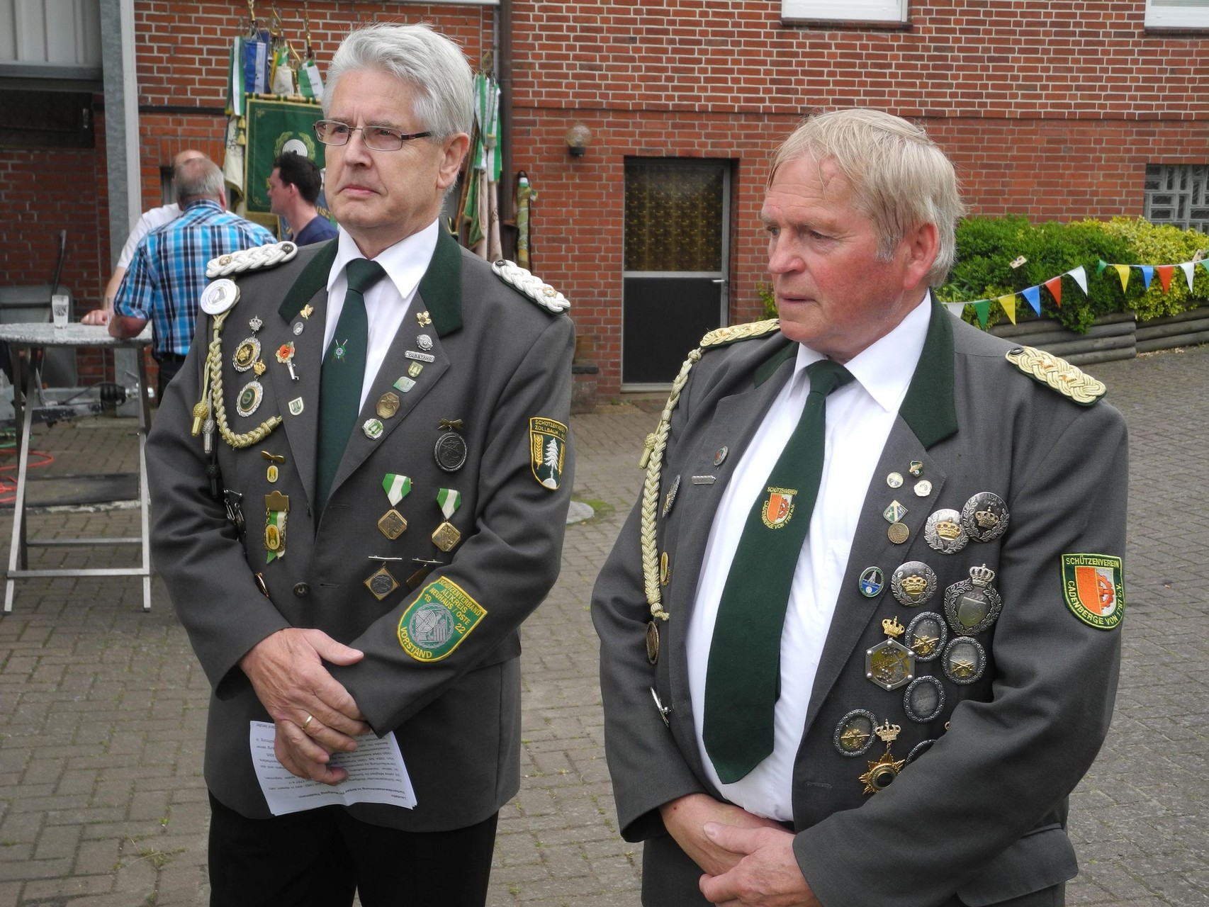 Gerd Brokelmann und Wolfgang Tiedemann hören der Verlesung der Besitzurkunde durch Dirk Mahler zu. Foto: Jürgen Bauer