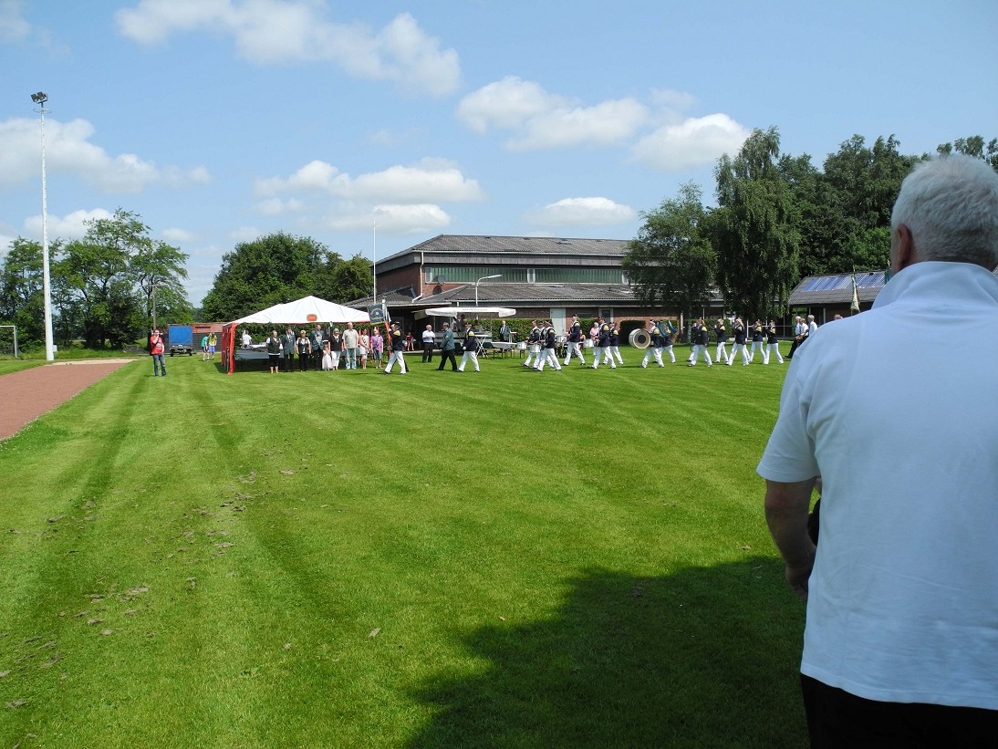 Aufmarsch am Sportplatz