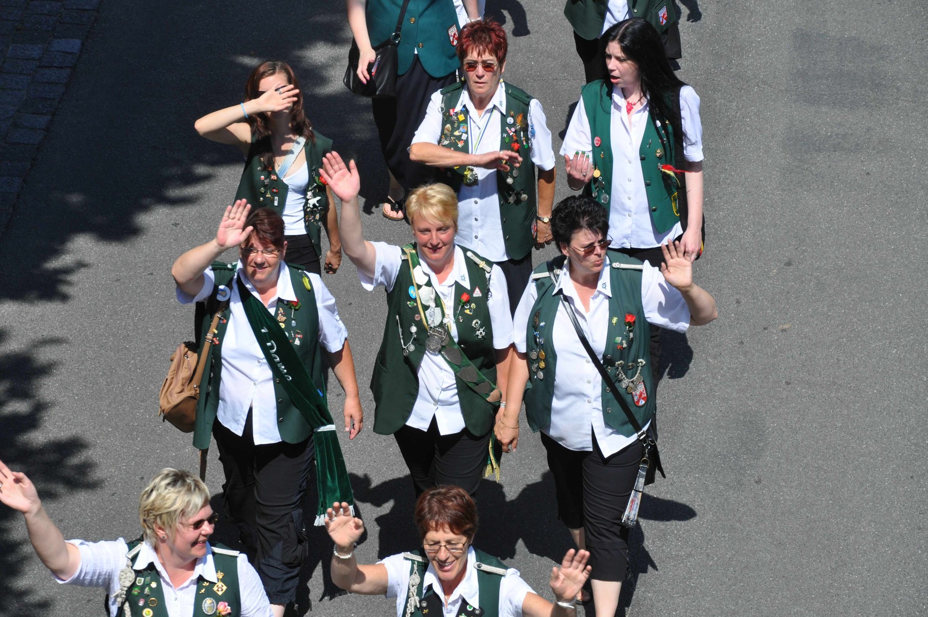 Schützenkönigin Britta von Bargen mit ihrem Gefolge