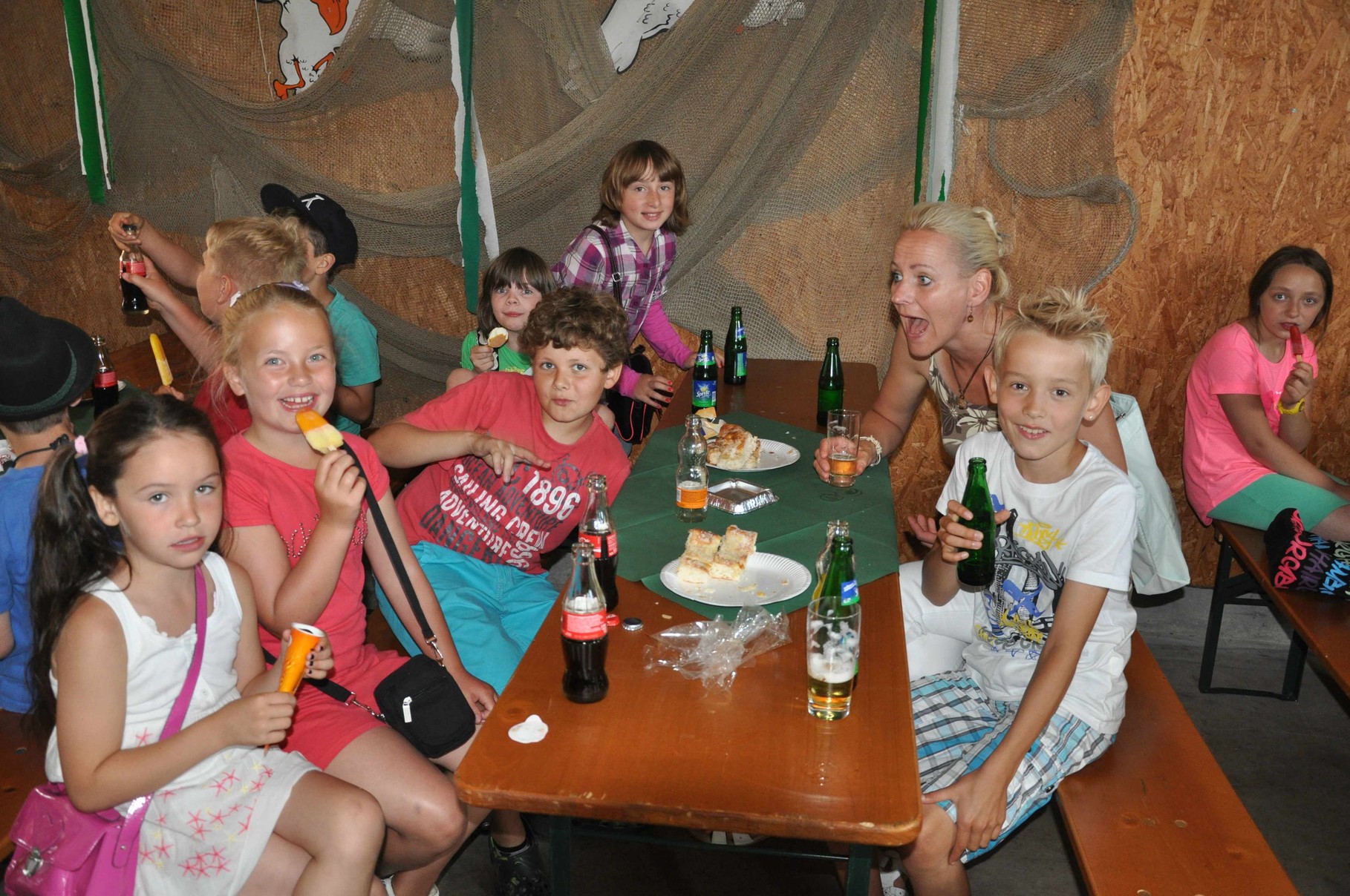 Für die Kinder gibt es Brause, Butterkuchen und Eis