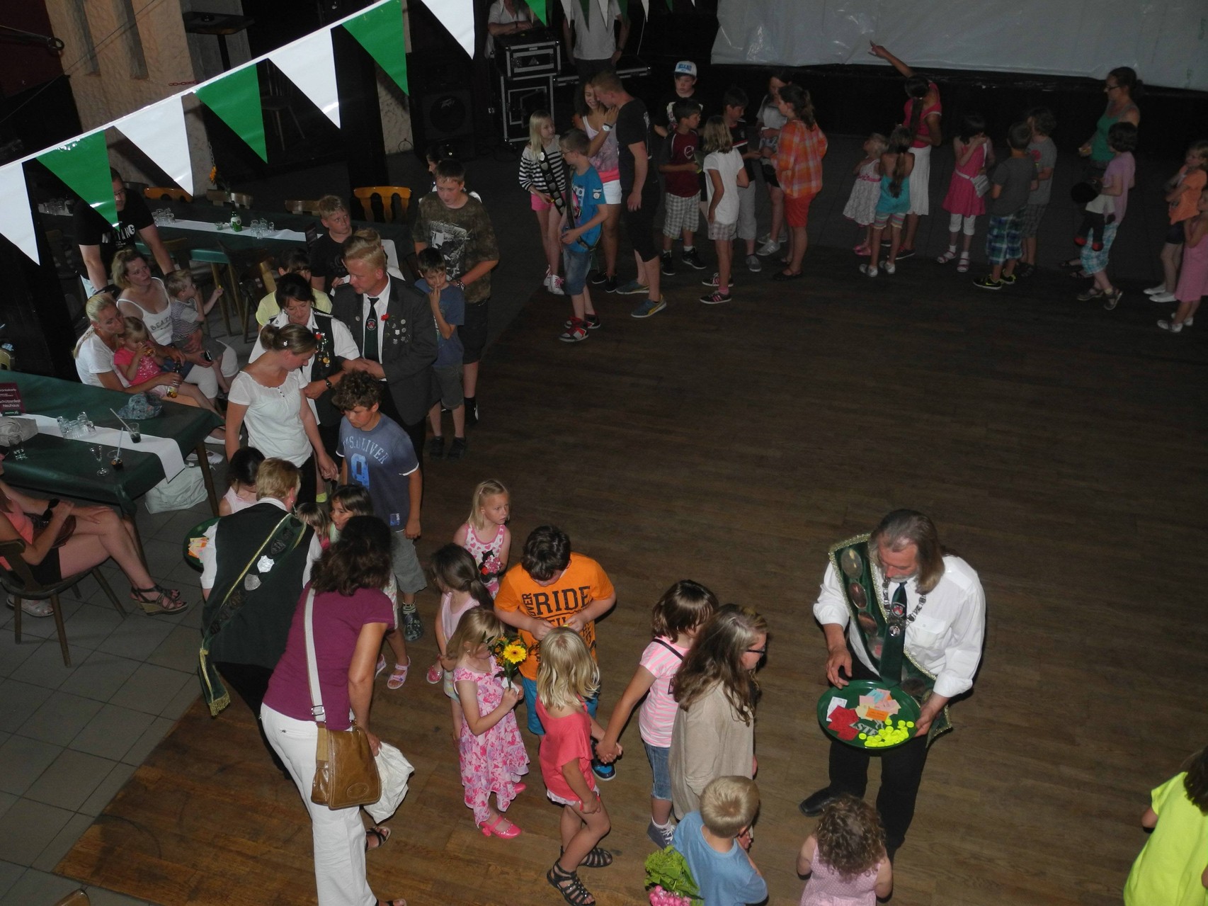 Die Majestäten verteilen nach der Kinderpolonaise Freikarten für das Kinder Karussell und den Autoskooter