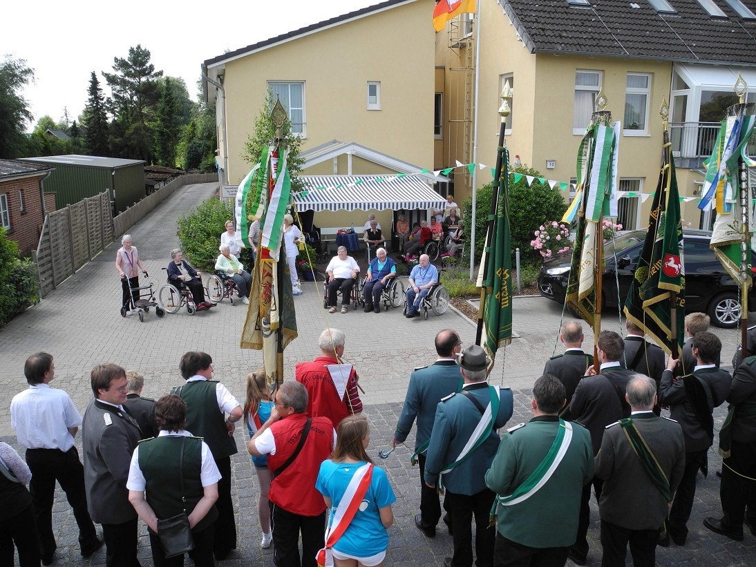 Auf dem Rückmarsch kurze Pause vorm Altenheim