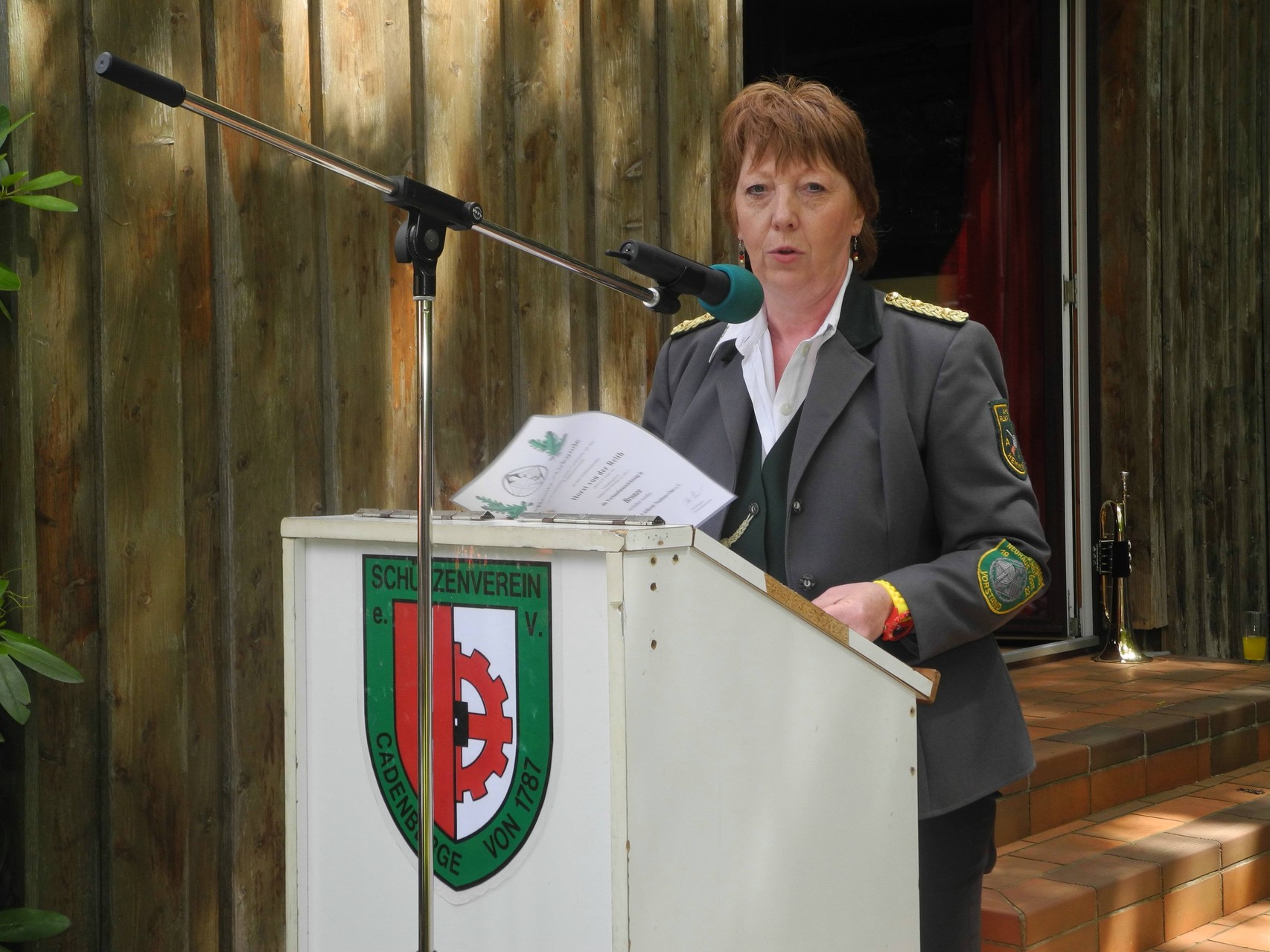 Petra Schröder (Kreisschießwartin) spricht im Namen des Altkreises Neuhaus und des Kreisschützenmeisters