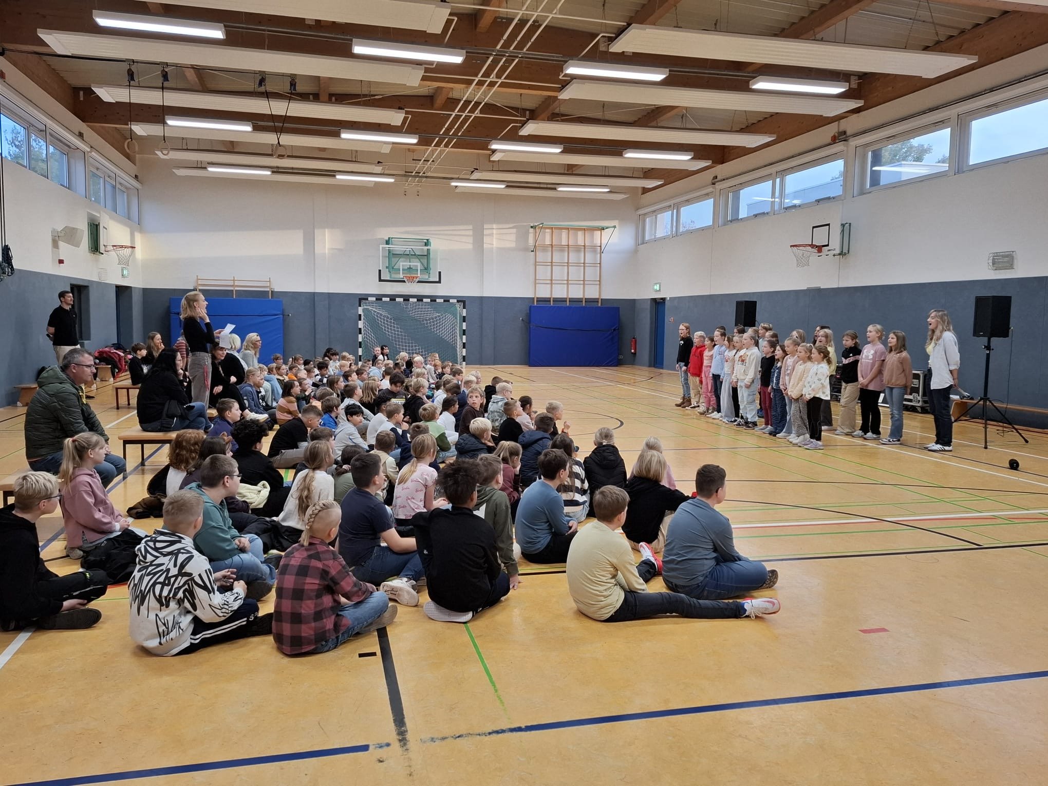 Unsere Schulversammlung in der Sporthalle