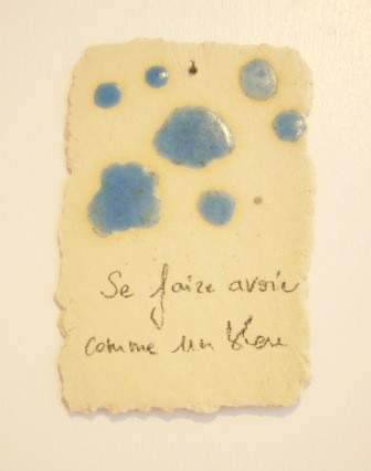 Expressions en couleur 'Paperoles"- "se faire avoir comme un bleu", 2013 /porcelaine et cellulose gevormd, glazuur / sold