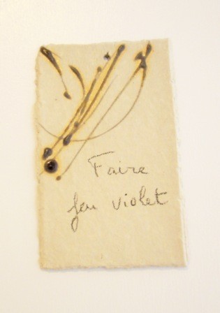 Expressions en couleur 'Paperoles"- "Faire feu violet", 2013 /porcelaine et cellulose gevormd, glazuur/  sold