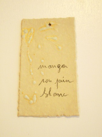 Expressions en couleur 'Paperoles"- "Mange son pain blanc", 2013 /porcelaine et cellulose gevormd, glazuur / sold