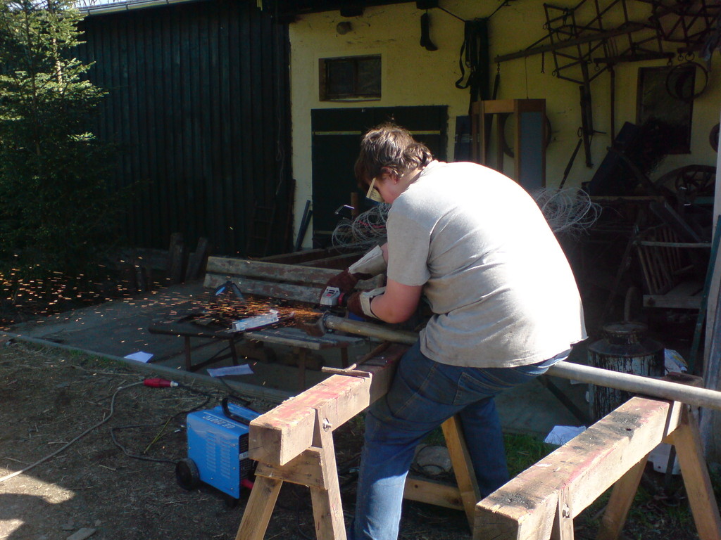 Martin schweißt Zaunssäulen - es sind nur noch 127