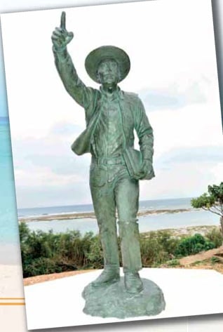 大渡海岸にたつ万次郞像