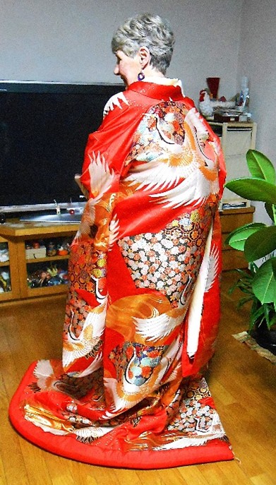 My sister, Emily Barrett, in hikizuri kimono, Kanazawa, 2017. / 金沢で引きずりの着物を着た私の姉、エミリー・バレット, 2017