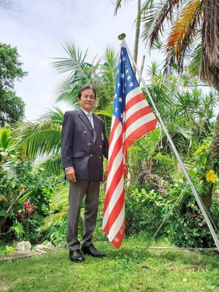 Mr. Takashi Savory with recreated 31 Stars and Stripes 復元された31星の星条旗を持つセーボレー孝氏。2021年6月父島にて。(セーボレー孝氏提供)