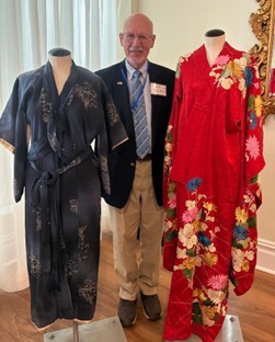 M.C.Perry in 2025 with both kimonos displayed on mannequins at a Japan American Society function / 日米協会の催しでマネキンに着せた着物と写る著者ペリー（2025年)