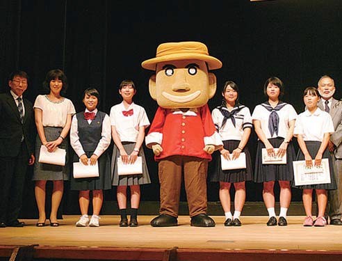 『ジョン万次郎英語弁論大会』の参加者と審査員など