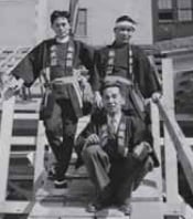 1954年ニューヨーク近代美術館(MoMA)にて.中央が佐野旦斎