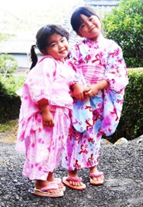 Two young girls attending an Obon Festival in Nahari, Japan, 2011.　/ 高知県奈半利町の盆祭りに来ていた二人の少女, 2011