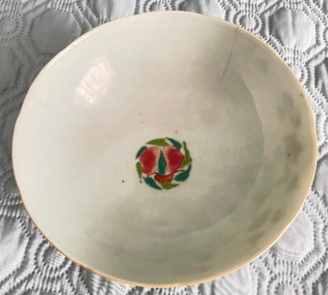 Image of fruits inside porcelain bowl / 果物の絵が描かれた磁器の椀の内側  Photo by Mikiko Morimura