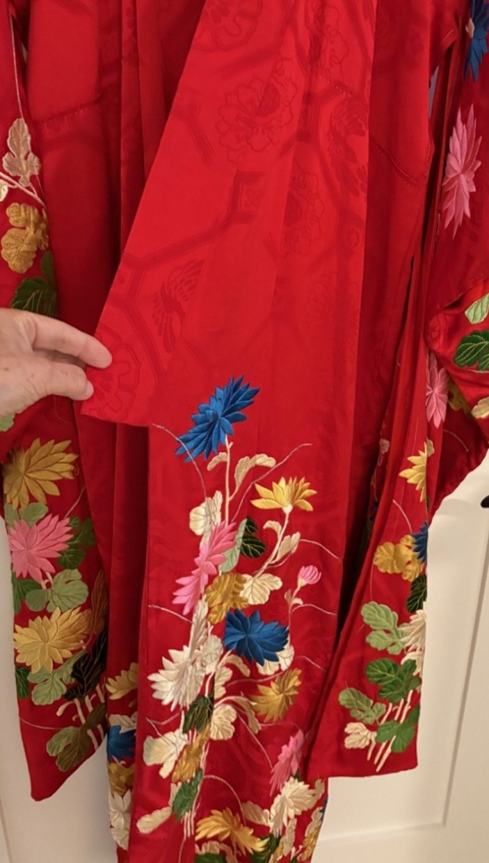 Mrs. MacArthur’s kimono from Japan, 1957-61. /  日本から持ち帰ったマッカーサー大使夫人の着物　1957-61