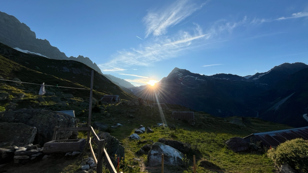 Der erste Blick auf die majestätischen Alpen im Morgenlicht – ein Ort der Ruhe und des inneren Friedens.