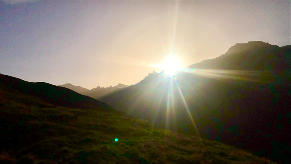 Ein Sonnenaufgang auf der Via Alpina, der symbolisch für Neuanfang und Klarheit steht.
