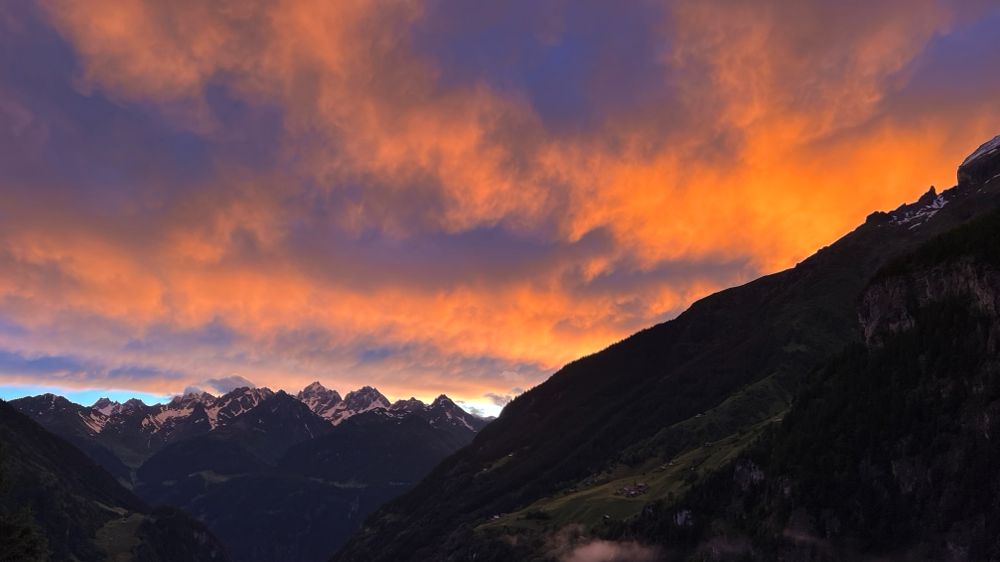 Der Sonnenuntergang über den Bergen – eine tägliche Erinnerung an die Schönheit der Natur.