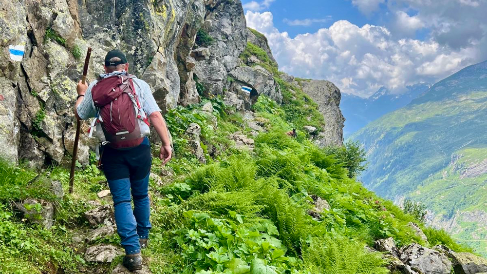 Eine Wanderung in den Alpen – der perfekte Weg, um sich mit der Natur und sich selbst zu verbinden.