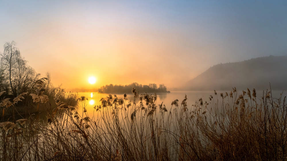 Friedlicher Sonnenaufgang über dem Wasser