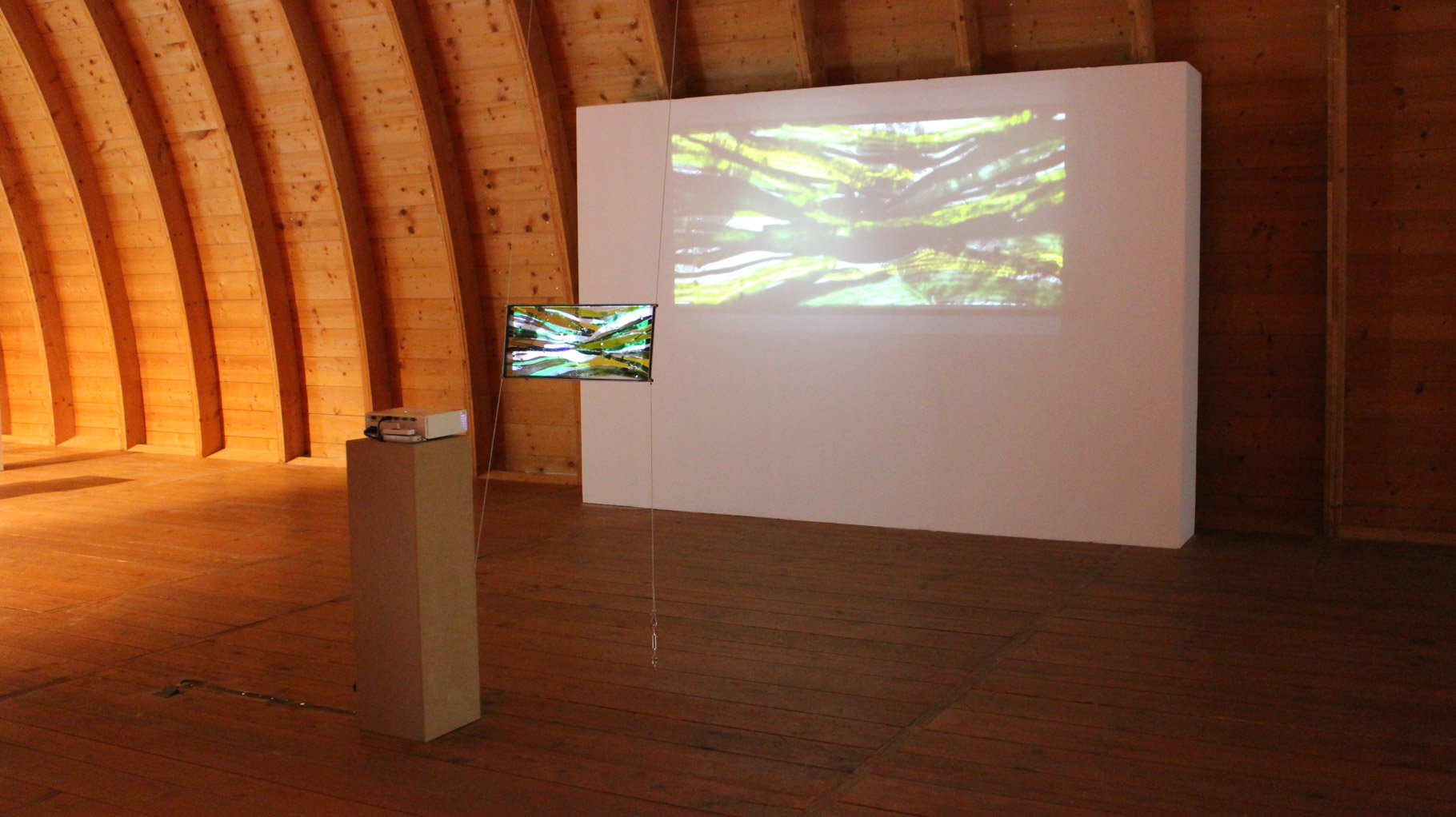 Monika Humm, movements, 2018, Installation, Floatglas, Stahl, Videoloop 12 Min.