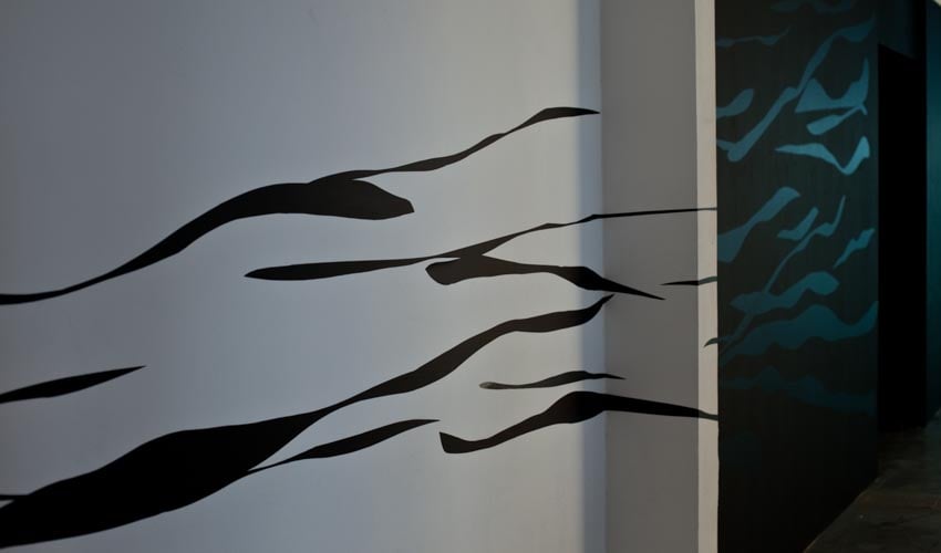 Monika Humm seaweed 2, Folienwandzeichnung, Rauminstallation, ARKATRON, Kunstarkaden, München 2010