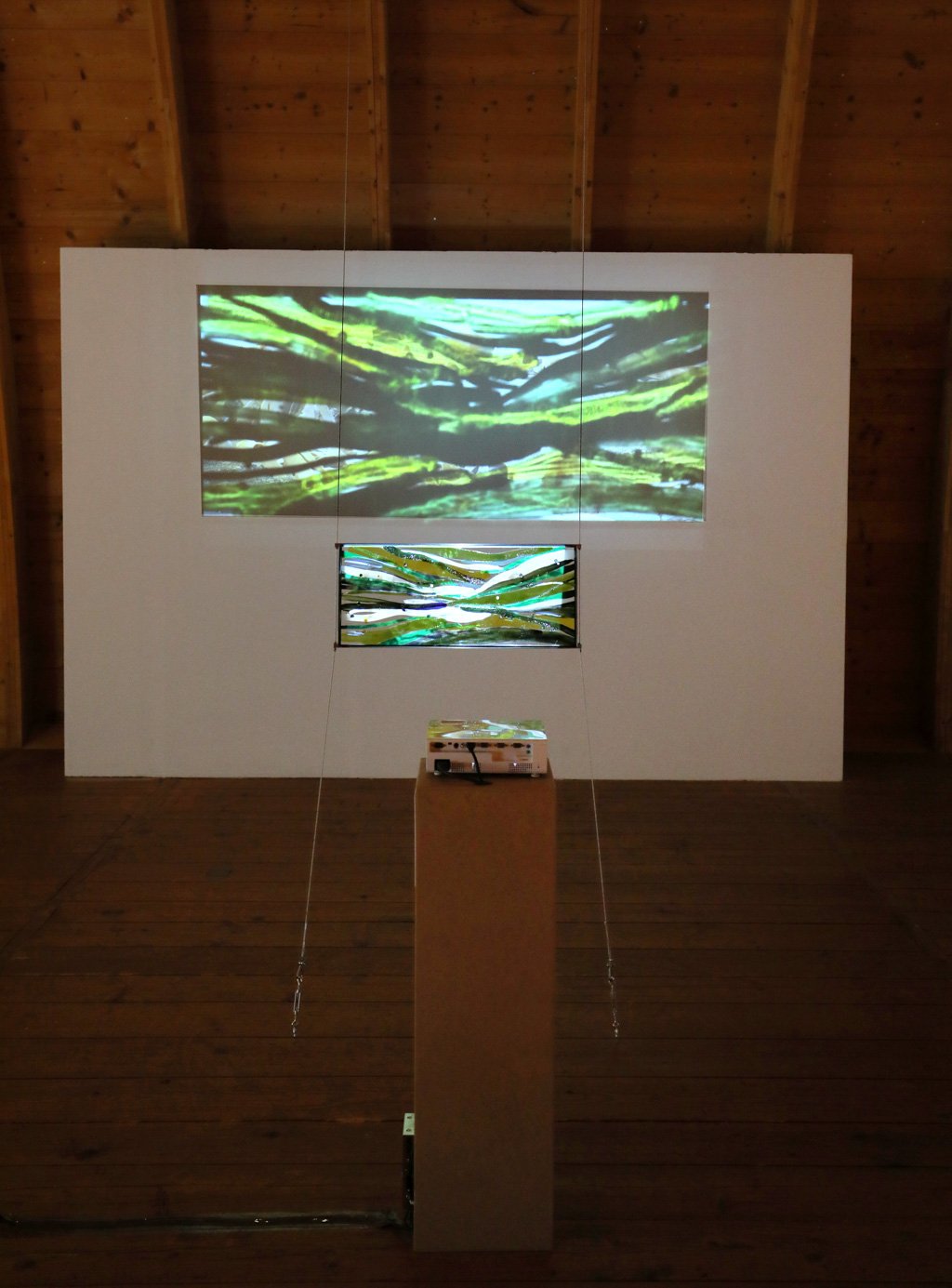 Monika Humm, movements, 2018, Installation, Floatglas, Stahl, Videoloop 12 Min.