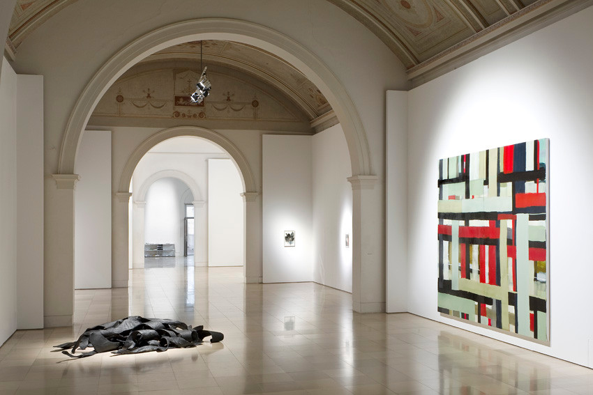 Monika Humm links: seaweed 4 rechts: transition 4  Ausstellungsansicht: Galerie der Künstler, München 2011