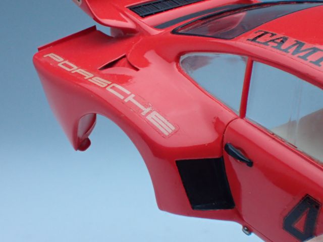 オーバーフェンダーはプラ板をヒートプレス。35年経ってもヒビ割れていませんね。