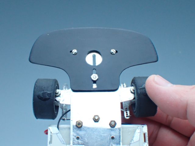 ラジコンならではのバンパー。現物を測りながらプラ板で手作りしました。