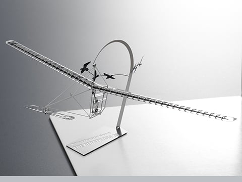 スタンド先端のマグネットに飛行機を吊るして卓上モビールに