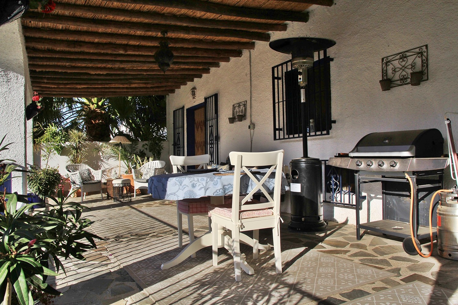 The terrace and the front of the apartment