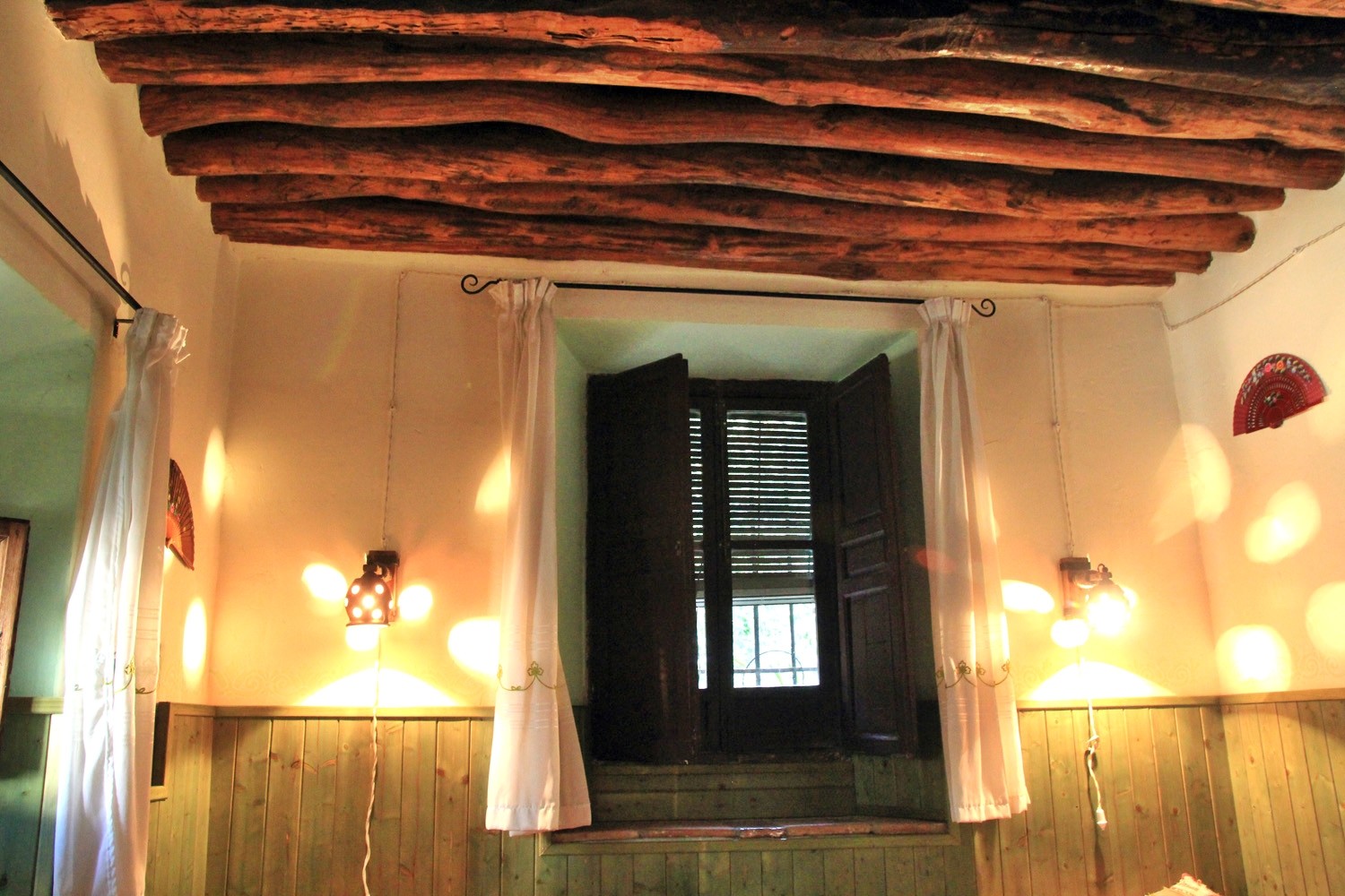 Bedroom 2, detail of the ceiling