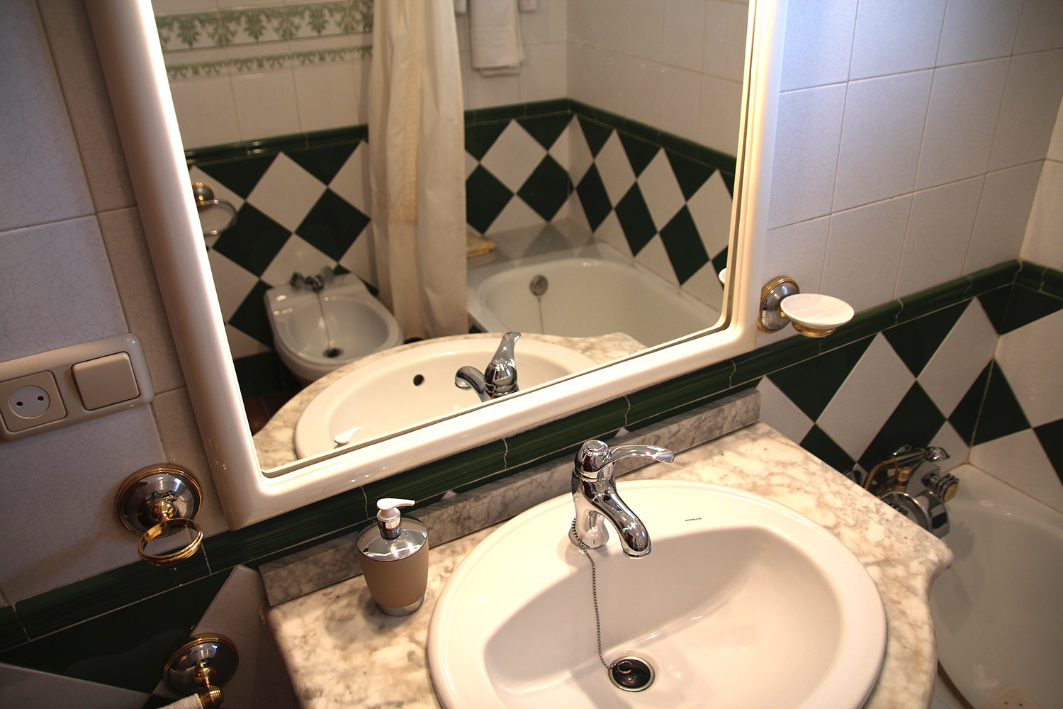 Bathroom 1 (ground floor)