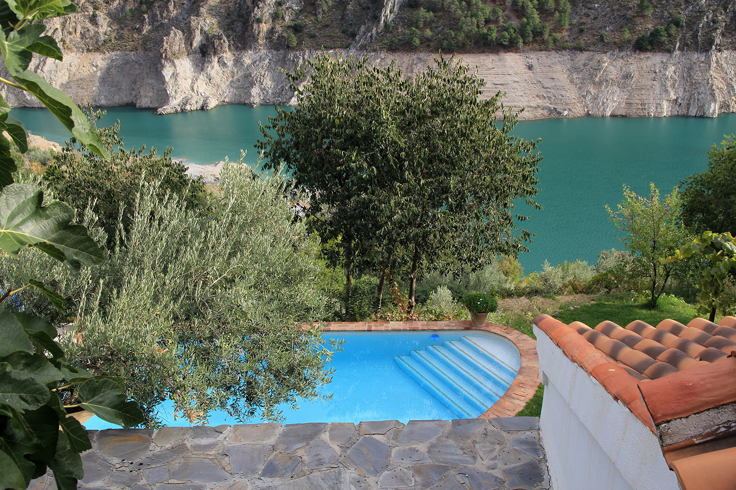 View on the swimming pool (from the street)