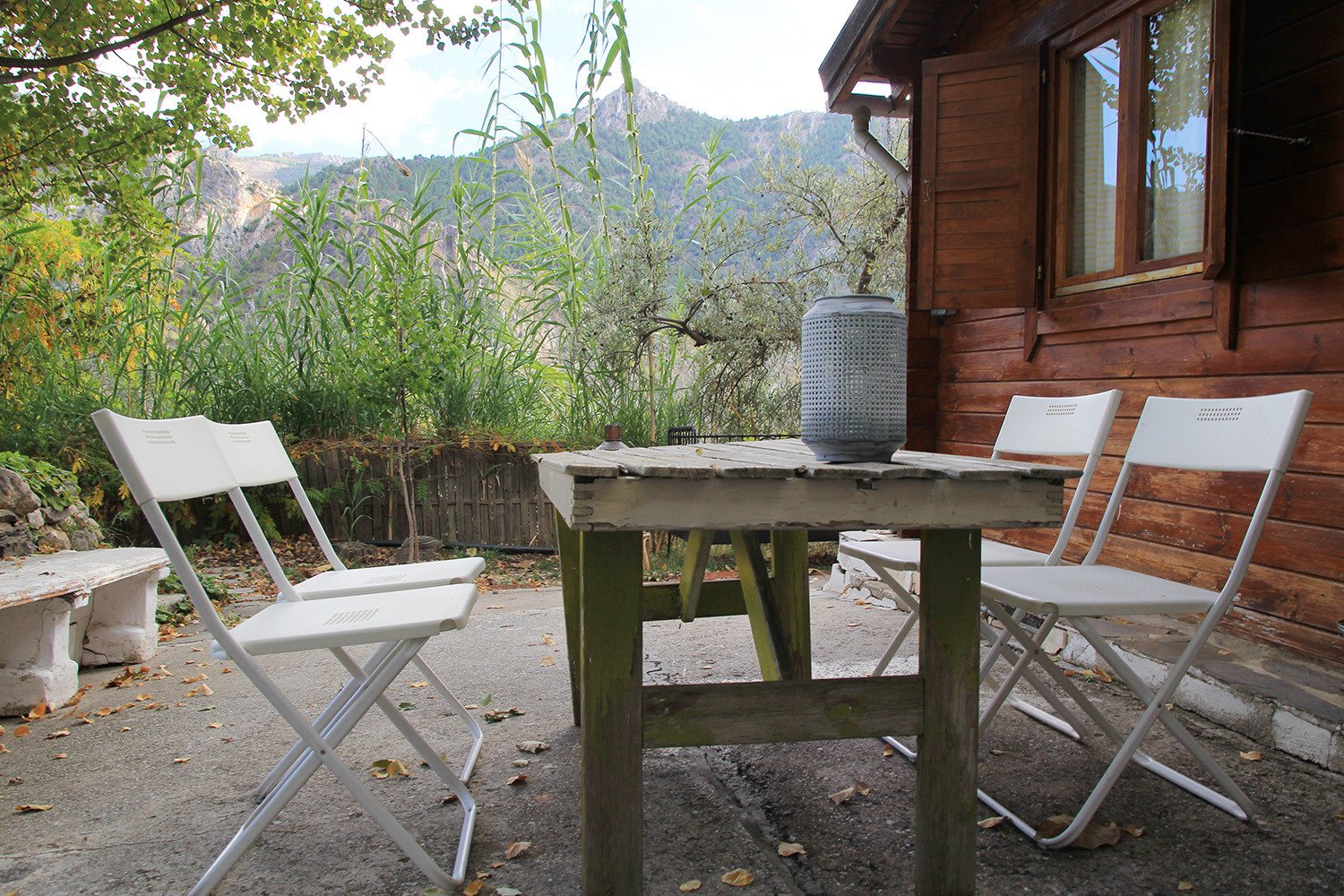 The terrace at the back of the cabin