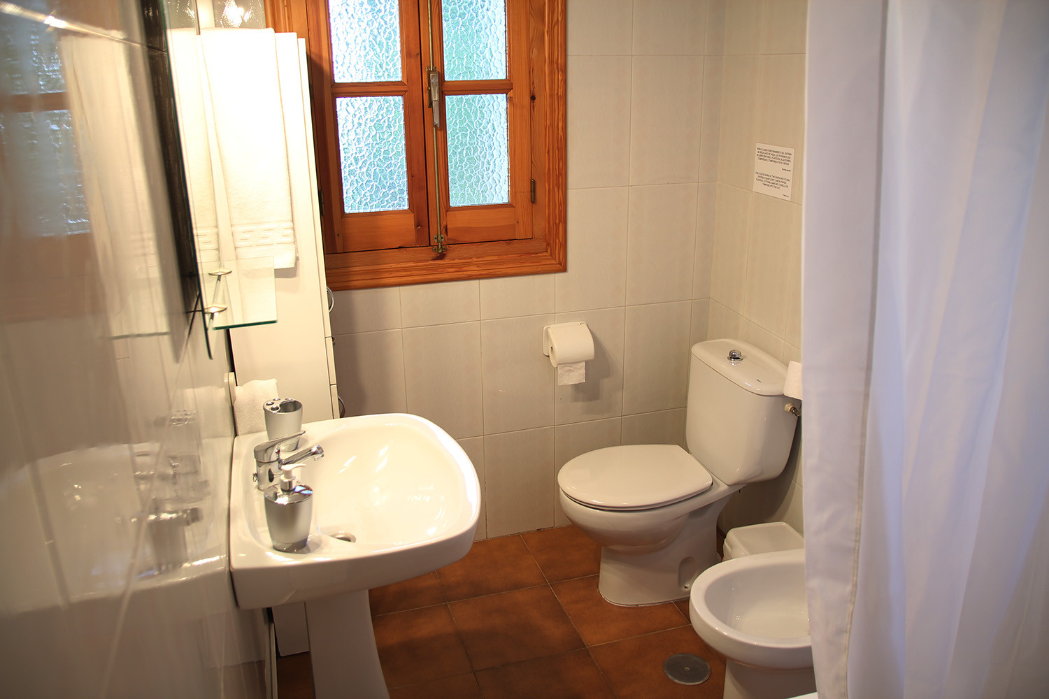 Bathroom 1 (ground floor)