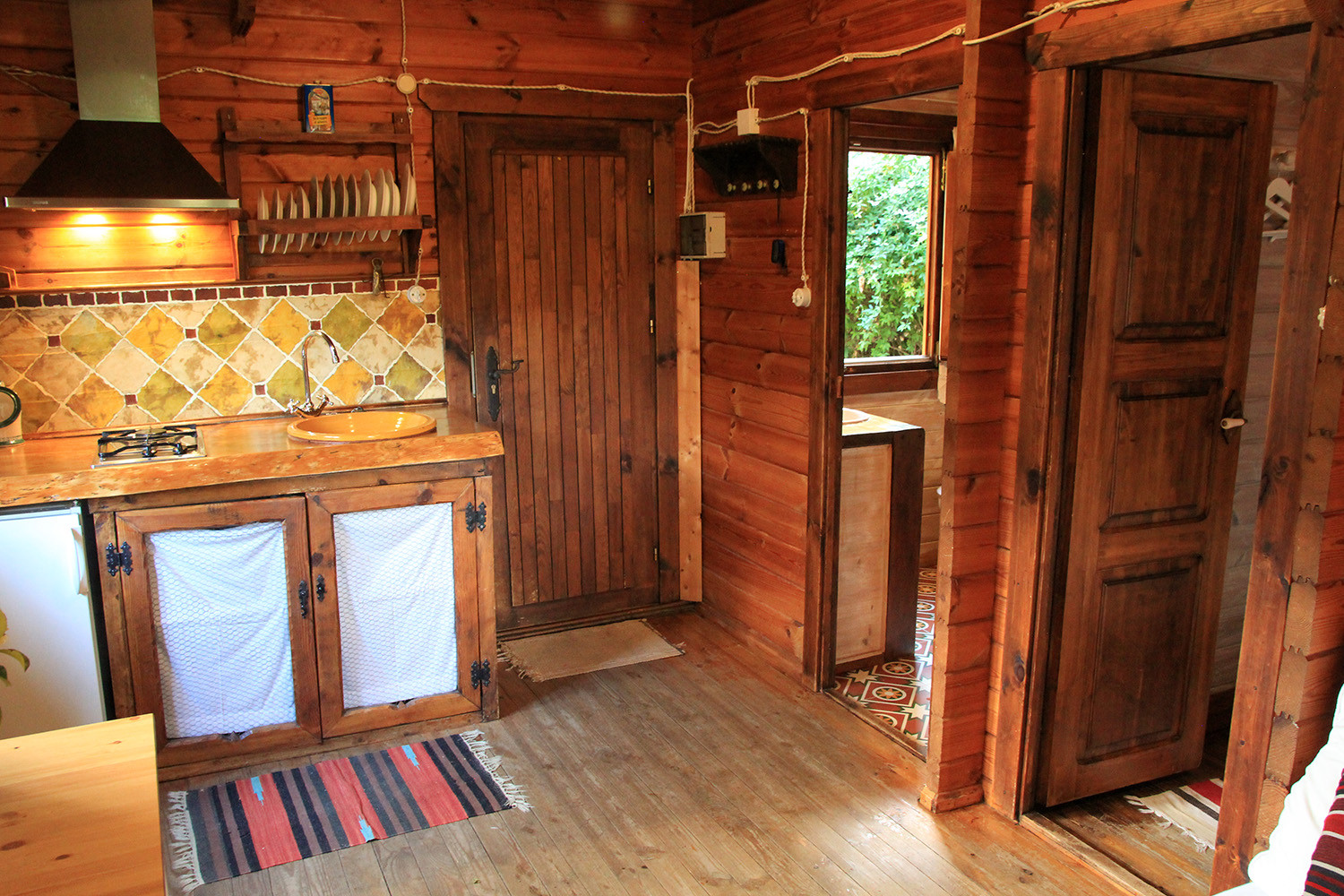 View to the entrance and bathroom