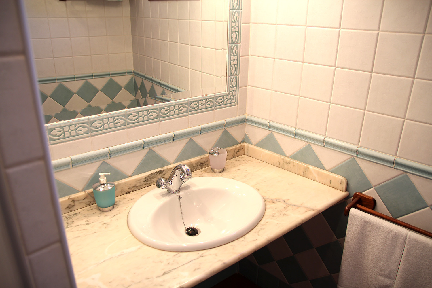 Bathroom 2 (1st floor)