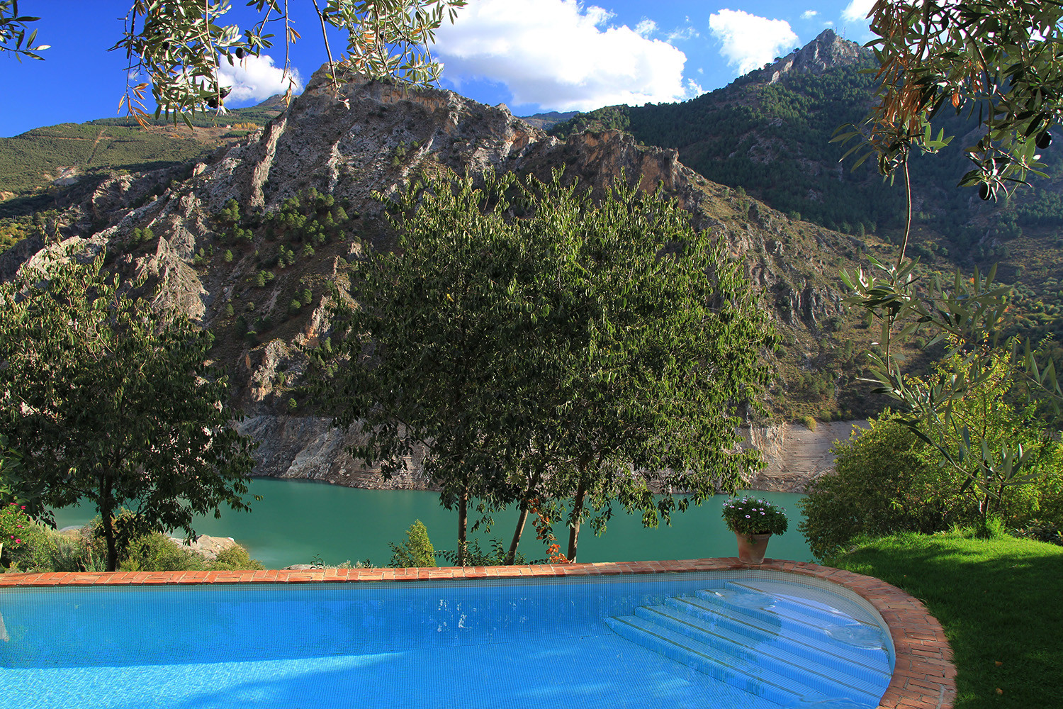 The swimming pool (farmhouse)