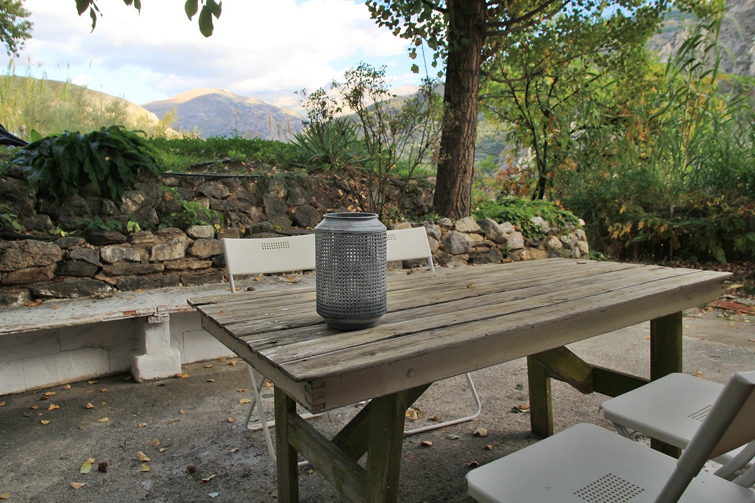 The terrace at the back of the cabin