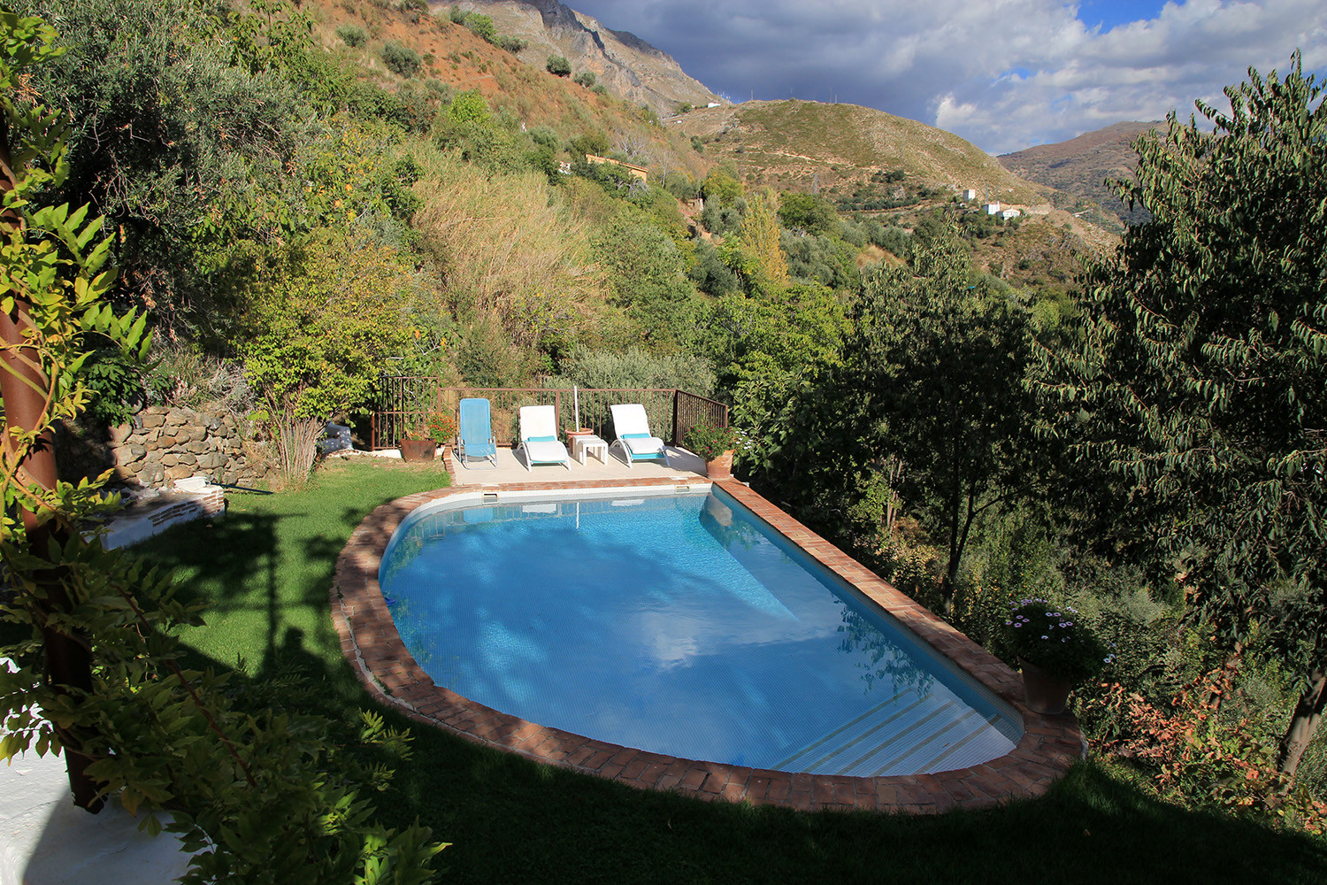 The swimming pool (farmhouse)