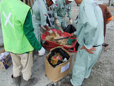 生ごみを投入する前に、ビニールなど処理できないものを取り除いていただきます