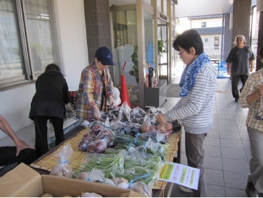 有機栽培された野菜は公民館で地域の方々に販売