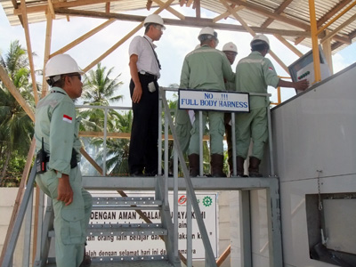 投入ステップの前に立ったところです。右手の操作スイッチで投入口を開け、生ごみを投入します