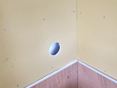 生ごみ処理機の排気は壁の穴から外に排出します