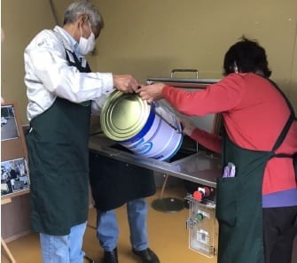 各家庭から持ち寄った生ごみをバイオクリーンへ投入